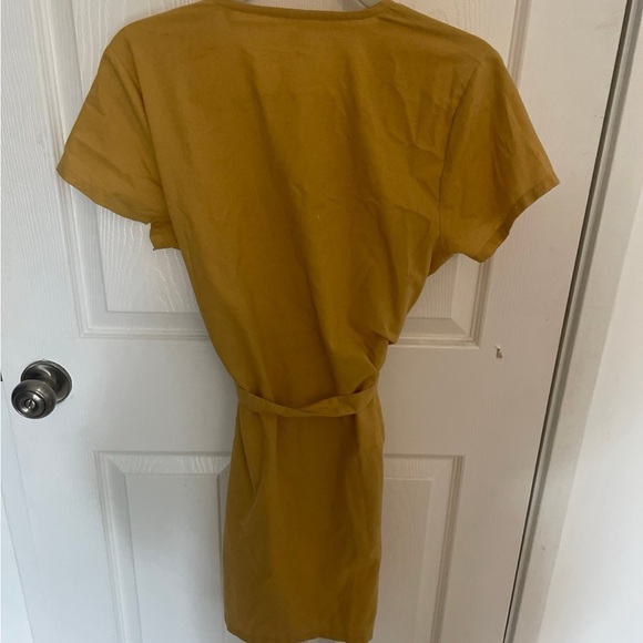 Yellow button down RVCA dress - Picture 4 of 4